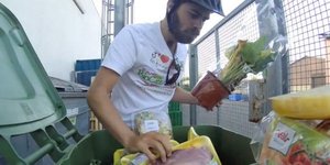 Νεαρός Γάλλος ταξιδεύει από χώρα σε χώρα και τρώει μέσα από τα σκουπίδια για να