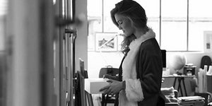 Η Μπαρ Ραφάελι γδύνεται Αγιος Βασίλης και κόβει την ανάσα [εικόνες&βίντεο]