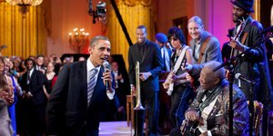 Ποια συνήθεια του Μπαράκ Ομπάμα κάνει την Πρώτη Κυρία να γελάει -Δεν σταματά να 