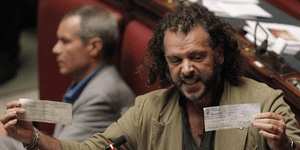 Ιταλός βουλευτής: Εχετε σπάσει τα @ρχίδι@ της νεολαίας με αυτά που κάνετε!
