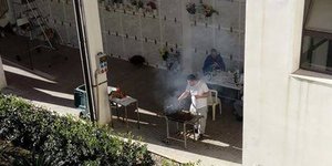 Μπάρμπεκιου σε νεκροταφείο της Σικελίας. Φωτογραφία: Facebook