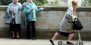 Σούπερ 74χρονη μετακινείται παντού με το… πατίνι της [εικόνες]