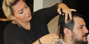 Οι Τούρκοι την επιλέγουν για να τους κουρέψει