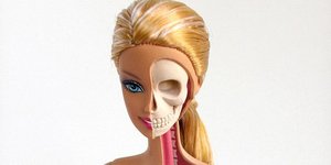 Barbie στη μάχη κατά των ανορεξικών προτύπων - Φαίνονται τα... πιεσμένα της όργ