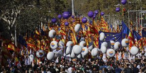 Μαζική πορεία κατά της απόσχισης στη Βαρκελώνη (Φωτογραφία: AP/ Emilio Morenatti)