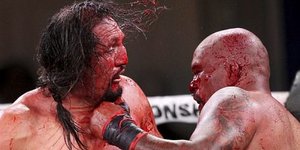 O Tζόι Μπελτράν (δεξιά) σφυροκοπά τον Τόνι Λόπεζ (Φωτογραφία: ΑΡ) 