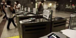 Μπάρες στο μετρό Συντάγματος/Φωτογραφία: Eurokinissi
