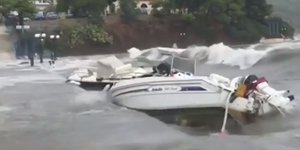 Κύματα τσακίζουν βάρκες στην Παλιά Επίδαυρο / Φωτογραφία: youtube