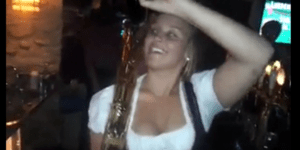 Η ταχύτερη μπαργούμαν βρίσκεται στη Δανία και φτιάχνει δέκα σφηνάκια σε λίγα δευ