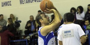 Ο Κυριάκος Μητσοτάκης δοκιμάζει το σουτ του (Φωτογραφία: EUROKINISSI/ ΧΡΗΣΤΟΣ ΜΠΟΝΗΣ)