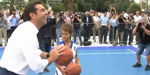 Ο Αλέξης Τσίπρας δοκιμάζει την τύχη του στο μπάσκετ