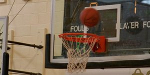 Απίθανο τρίποντο με το ένα χέρι στη λήξη του χρόνου [βίντεο]