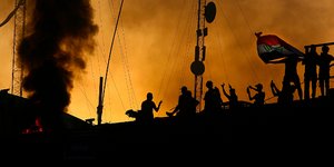 Ένα από τα δημόσια κτίρια που πυρπόλησαν οι διαδηλωτές στη Βασόρα (Φωτογραφία: ΑΡ) 