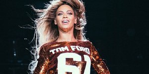 Η Beyonce ροκάρει και «δοξάζει» με τις καμπύλες της ένα μικροσκοπικό φόρεμα αφιε