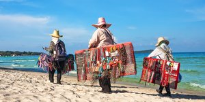 Αυστηρά πρόστιμα σε όσους αγοράζαουν από πλανόδιους μικροπωλητές. Φωτογραφία: Shutterstock 