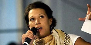 Η Ισπανίδα που τα έψαλε στον Παπανδρέου στο ίδιο πάνελ με τον Βαρουφάκη