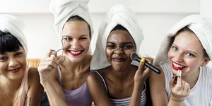 Γυναίκες που βάφονται/Shutterstock