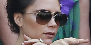 Με ντεκολτέ που κολάζει στον τελικό του Γουίμπλετον η Βικτόρια Μπέκαμ [εικόνες]