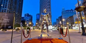 Έκαναν άγαλμα τον Μπέκαμ με εσώρουχα! [εικόνες]