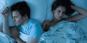 Πόσο διαφορετικά κοιμούνται οι άνδρες και οι γυναίκες: Αποκαλύπτοντας τις βραδυν