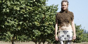 Η πιο ανατριχιαστική «μπλούζα» -Βάζει 12.000 μέλισσες πάνω στο γυμνό κορμί της κ