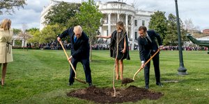 Ντόναλντ Τραμπ και Εμανουέλ Μακρόν (Φωτογραφία: AP Photo/Andrew Harnik)