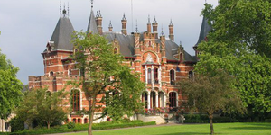 «Ατακτη» δήμαρχος πιάστηκε στα πράσα να απατάει το σύζυγό της μέσα στο Δημαρχείο