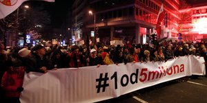 Δεκάδες χιλιάδες διαδήλωσαν στο Βελιγράδι κατά της «πολιτικής βίας» (Φωτογραφία: ΑΡ//Darko Vojinovic)