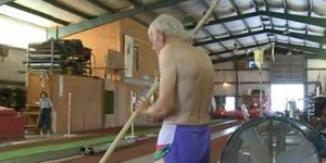 90χρονος αστέρι στο επί κοντώ [βίντεο]