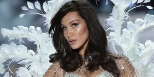H Mπέλα Χαντίντ σε σόου της Victoria's Secret