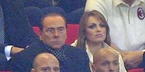 Ο Μπερλουσκόνι στο γήπεδο με το 27χρονο αμόρε του [εικόνες]