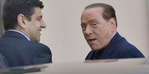 Ενας πρώην Καβαλιέρε επί το έργον -Ο Μπερλουσκόνι με κουστούμι βοηθάει γιαγιάδες