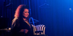 Η ηθοποιός και στιχουργός