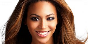 Η Beyonce αγνοεί τις φήμες για τον Ομπάμα και προκαλεί «τρικυμία» με τις σέξι βο