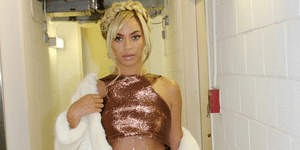 Η Beyonce ξεσαλώνει με το κοντό της σορτς σε πάρτι και λούζεται με σαμπάνια [εικ
