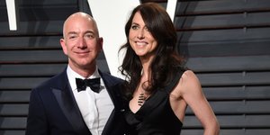 Ο Τζεφ Μπέζος με την επί 25 χρόνια σύζυγό του ΜακΚένζι. Φωτογραφία: AP