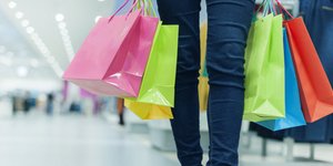 Καταναλώτρια με ψώνια/Φωτογραφία: Pixabay