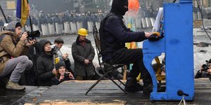 Ενα πιάνο στα χαρακώματα στην Ουκρανία -Οδομαχίες με Σοπέν και Beatles [βίντεο]