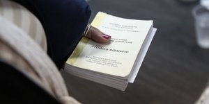 Ασφαλισμένη με το βιβλιάριο Υγείας στο χέρι / Φωτογραφία: Intimenews/ΛΙΑΚΟΣ ΓΙΑΝΝΗΣ