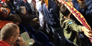 Πατέρας με γιό διαβάζουν τα μαθήματα στην εξέδρα πριν αρχίσει το ματς