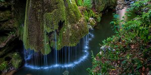 Ενας παραμυθένιος καταρράκτης σε σχήμα καμπάνας κρυμμένος σε δάσος των Βαλκανίων