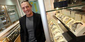 Εκατομμυριούχος βρέθηκε στη βίλα του με δύο σφαίρες στο κεφάλι -Ψάχνουν τη σέξι