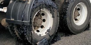 Ένα παχύ στρώμα πίσσας κάλυψε τα ελαστικά περίπου 50 οχημάτων (Φωτογραφία: Facebook)