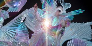 Το φόρεμα του οίκου Gucci για το βιντεοκλίπ του «The Gate»