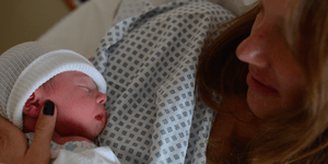 Εργαζόμενη στο Twitter γέννησε με το κινητό στο χέρι -Εκανε αναρτήσεις σε όλη τη