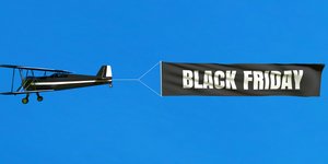 Αεροπλάνο με πανί που γράφει Black Friday/ Φωτογραφία: Shutterstock