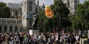 To αερόστατο με τη μορφή του θυμωμένου μωρού Τραμπ μπροστά στο κοινοβούλιο στο Λονδίνο (Φωτογραφία: ΑΡ)
