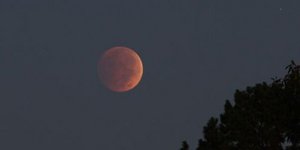 Το «ματωμένο» φεγγάρι -Μαγικές φωτογραφίες από την ολική έκλειψη σελήνης 