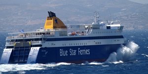 Πρόσκρουση πλοίου κατά την είσοδό του στο λιμάνι της Τήνου