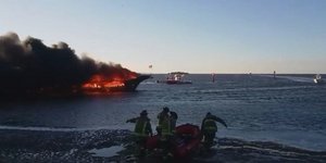 Το πλοίο έπιασε φωτιά κάπου 90 μέτρα από την ακτή (Φωτογραφία: New Port Richey Police Department / Facebook)